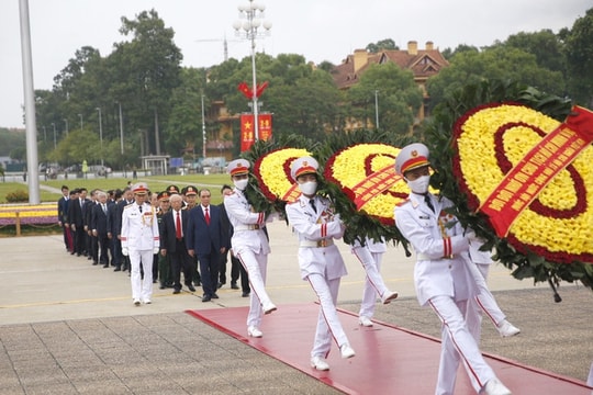 Lãnh đạo Đảng và Nhà nước vào Lăng viếng Chủ tịch Hồ Chí Minh