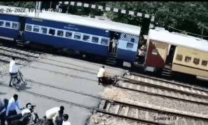 Mắc kẹt giữa đường ray, người đàn ông suýt bỏ mạng khi tàu hỏa lao đến