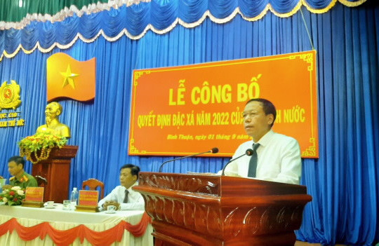Phó Chánh án Thường trực TANDTC Nguyễn Trí Tuệ trao quyết định đặc xá của Chủ tịch nước