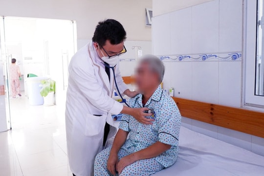 Cứu sống bệnh nhân ngưng tim trên đường chuyển viện