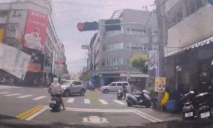 Dừng chờ đèn đỏ, người phụ nữ đi xe máy bị tai họa đổ ập xuống đầu