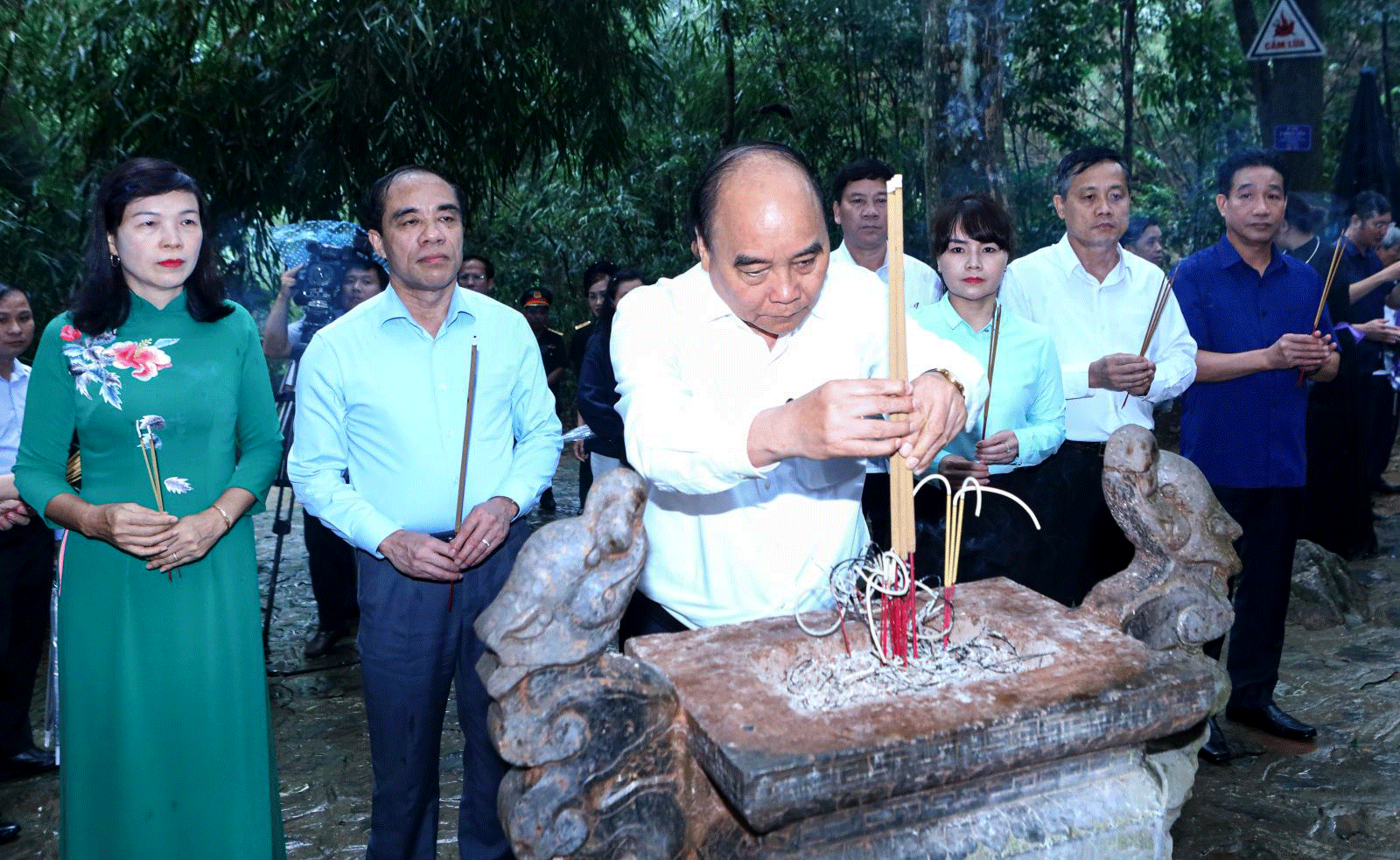 Chủ tịch nước dâng hương tại Lán Nà Nưa và Đình Tân Trào
