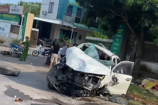 Ô tô phóng nhanh tông xe máy khiến 2 người tử vong
