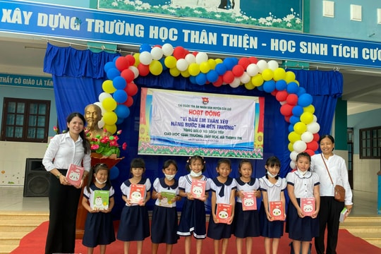 Chi đoàn TAND huyện Cần Giờ trao 400 phần quà cho học sinh xã đảo
