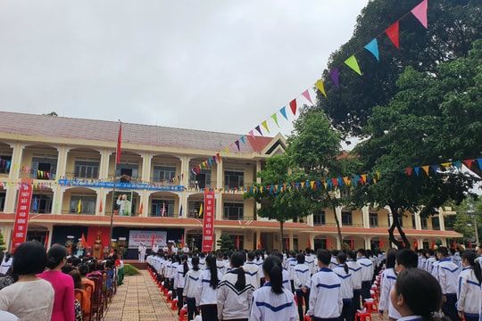 Cảm xúc đặc biệt của phụ huynh và học sinh trong ngày khai giảng năm học mới