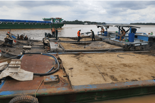 TP HCM: Bắt giữ 02 tàu vận chuyển cát trái phép 