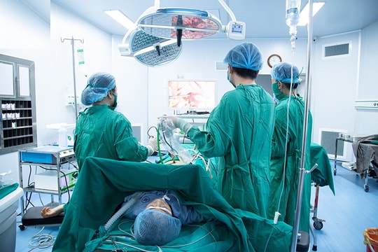 Khối u buồng trứng xoắn 3 vòng khiến người phụ nữ đau bụng quằn quại