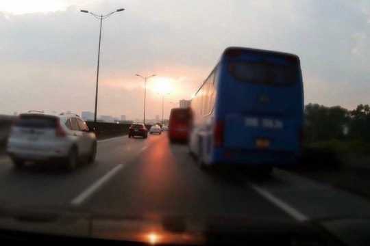 Phạt 5 triệu đồng tài xế đi vào làn khẩn cấp trên đường vành đai 3 trên cao