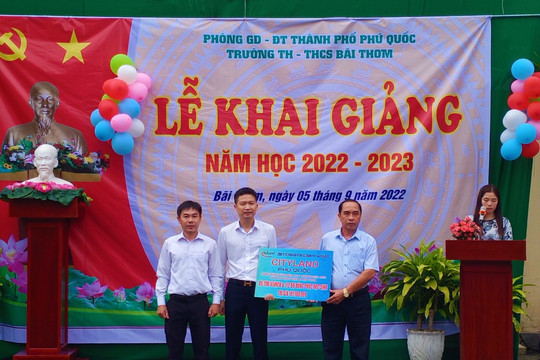 Hơn 300 triệu đồng đến với các học sinh nghèo xã Bãi Thơm, TP Phú Quốc