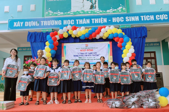 Chi đoàn TAND huyện Cần Giờ trao 400 phần quà cho học sinh xã đảo