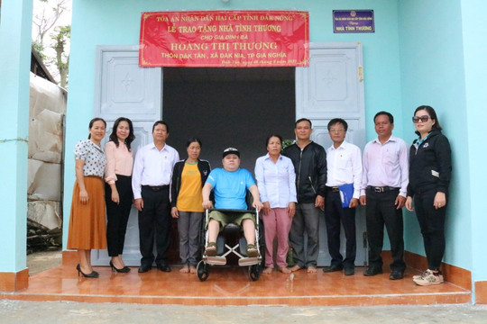TAND hai cấp tỉnh Đắk Nông bàn giao nhà tình thương cho hộ nghèo không có khả năng lao động
