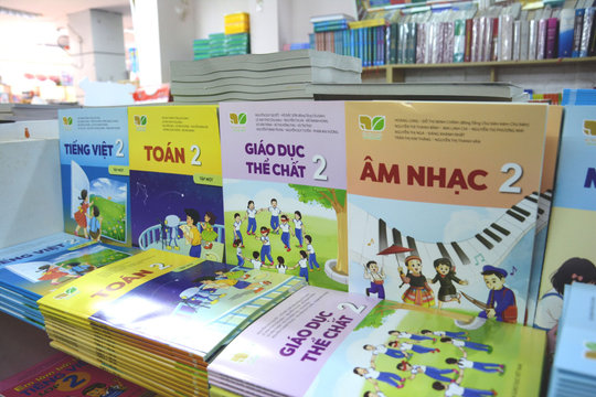 Bộ Tài chính đề xuất áp giá trần với sách giáo khoa
