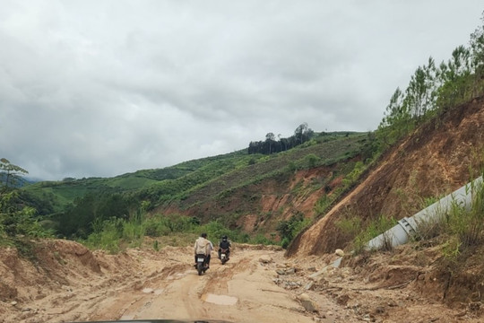 Kon Tum: Mưa lớn kéo dài, nhiều tuyến đường giao thông hư hỏng nặng