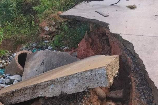 Kon Tum: Mưa lớn kéo dài, nhiều tuyến đường giao thông bị hư hỏng nặng
