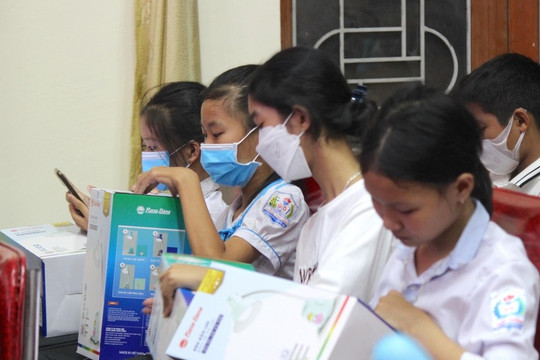 Nghệ An: Trao quà cho học sinh khai giảng chậm vì mưa lũ