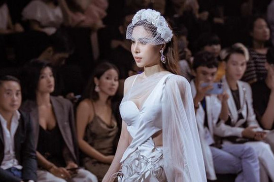 Hoàng Dung diễn vedette show của NTK Trần Hùng tại London Fashion Week 2023