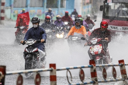 Bắc Bộ và Trung Bộ mưa lớn kèm lốc sét, nguy cơ xảy ra lũ quét, sạt lở đất
