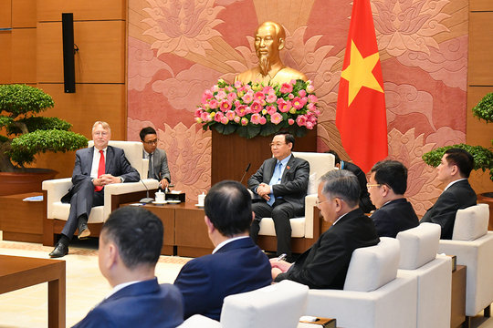 Chủ tịch Quốc hội Vương Đình Huệ tiếp Chủ tịch Ủy ban Thương mại quốc tế của Nghị viện châu Âu