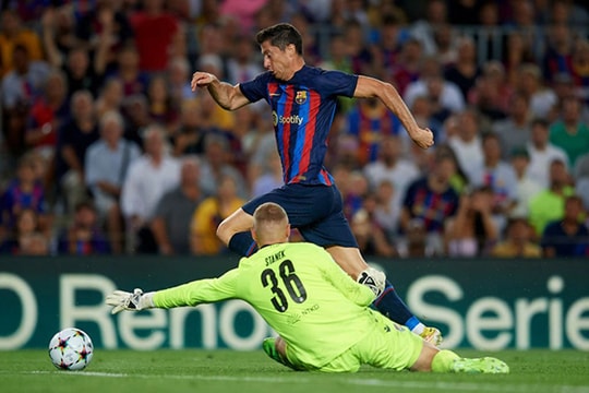 Barcelona thắng đậm, Liverpool bị Napoli vùi dập