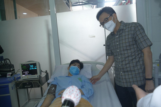 Phó Thủ tướng Vũ Đức Đam thăm hỏi, tặng quà các nạn nhân trong vụ cháy karaoke ở Bình Dương