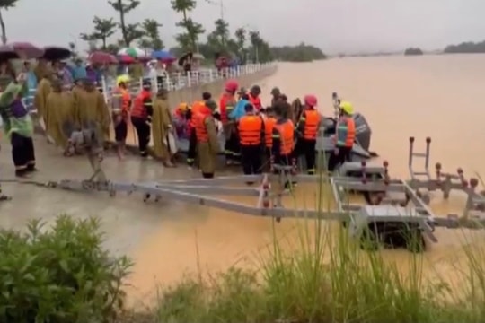Giải cứu hơn 100 người bị nước lũ cô lập
