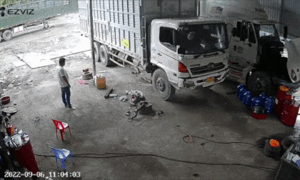 Ô tô tải bất ngờ trôi tự do khiến người đàn ông đang sửa xe dưới gầm được một phen thất kinh