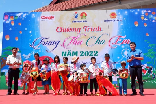 Báo Công lý trao 730 suất quà trung thu đến trẻ em vùng đặc biệt khó khăn
