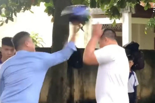 Đắk Lắk: Thầy giáo dùng mũ bảo hiểm đánh vào đầu học sinh