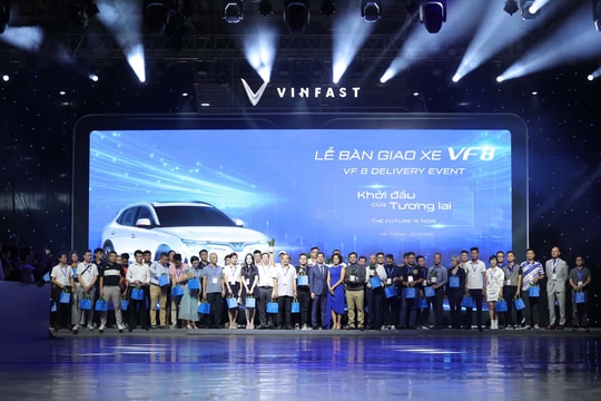 Vinfast bàn giao 100 ô tô điện VF 8 đầu tiên, chuẩn bị xuất khẩu ra quốc tế