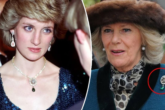 Chiếc vòng cổ kinh điển của Công nương Diana lúc sinh thời đã bị bà Camilla sửa thành ghim cài ngực áo, đeo lần nào bị công chúng mắng lần ấy