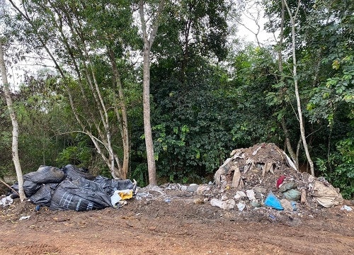 Bắt quả tang 2 tài xế đổ hàng tấn chất thải ra môi trường