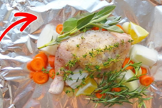 Dùng giấy bạc nấu ăn nhưng bạn đã biết mặt nào của tấm giấy bạc bạn nên đặt trên chảo?
