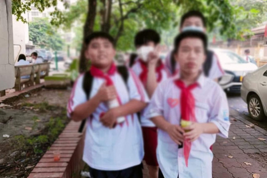 Cách ứng xử tinh tế, chuẩn mực của cậu bé lớp 7 khi bị bạn đánh khiến người lớn phải cảm phục