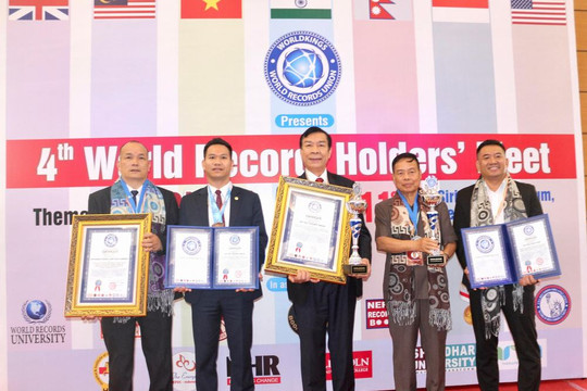 Anh hùng lao động Nguyễn Quang Mâu đón nhận danh hiệu 'Giáo sư danh dự' của Viện Đại học Kỷ lục Thế giới