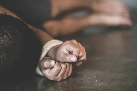 Bị bạn trai cũ trói, cắt tóc và chụp ảnh khỏa thân gửi cho bạn trai mới