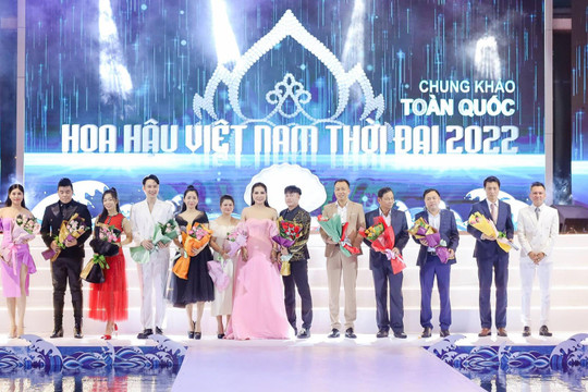 Hoa hậu ngồi ghế nhựa chấm thi, Ban tổ chức nói gì?