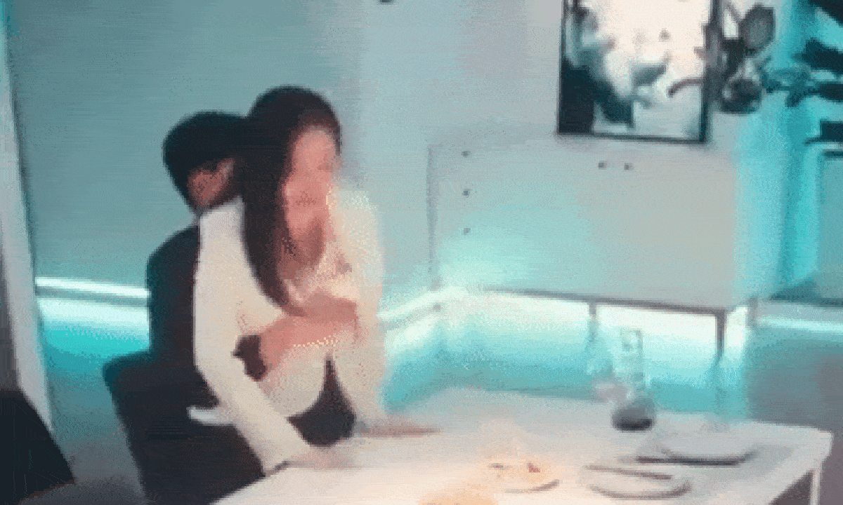 Tài tử 'Sam Sam đến rồi' bị chỉ trích vì đụng chạm phần nhạy cảm của bạn diễn nữ trong phim mới