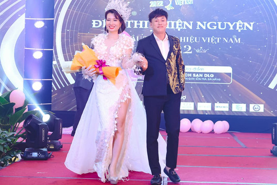 Hoa hậu Mạc Thị Minh diện áo dạ hội NTK Tommy Nguyễn đấu giá thành công cho từ thiện