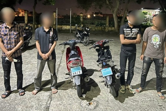 Nhóm thanh, thiếu niên mang theo phóng lợn dạo phố
