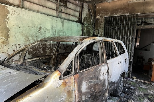 TPHCM: Hỏa hoạn khiến xe máy, ô tô trơ khung