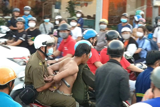 Bình Dương: Khống chế thanh niên biểu hiện ngáo đá cầm dao cố thủ dưới sông