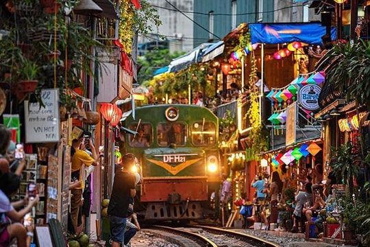 Cục Đường sắt kiến nghị dẹp cà phê đường tàu