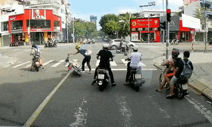 Hành động đẹp của nam thanh niên vứt xe máy, khẩn cấp chạy ra giữa ngã tư cứu giúp cô gái bị ô tô cuốn vào gầm