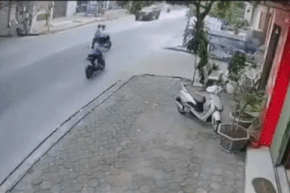 Ô tô tải lùi như tên bắn, người đi xe máy và xe đạp điện may mắn thoát nạn trong gang tấc
