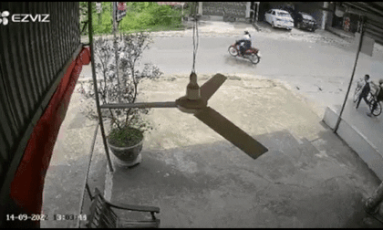 Nữ học viên đạp nhầm chân ga, xe tập lái suýt lấy mạng hai học sinh đứng trên vỉa hè