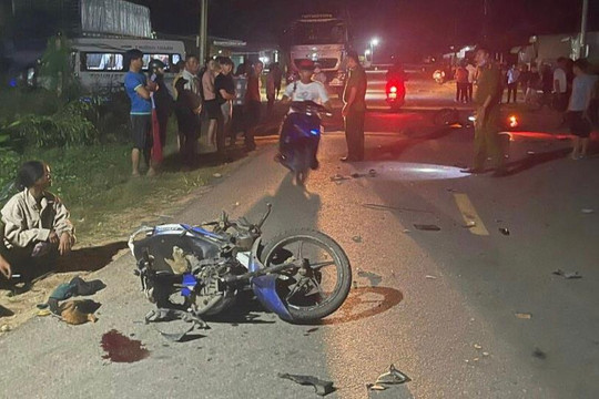 Hai xe máy tông nhau trong đêm, 3 người thương vong