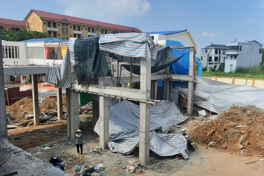 Sập giàn giáo khi đang đổ mái trường mầm non