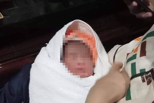 Bé gái sơ sinh bị bỏ rơi trước cổng chùa 