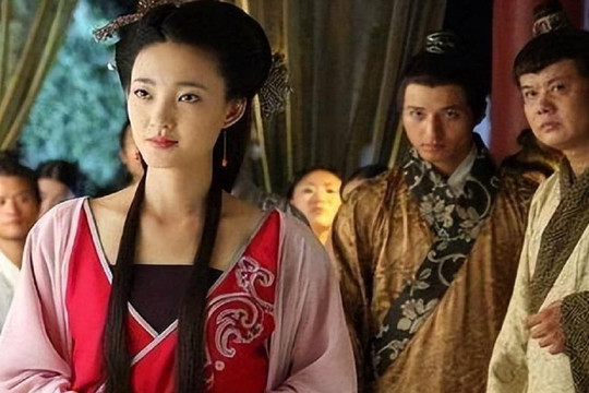 Tại sao các nhà thổ cổ đại lại “nuôi” một nhóm đàn ông mạnh mẽ? Mục đích của nó không chỉ là vệ sĩ