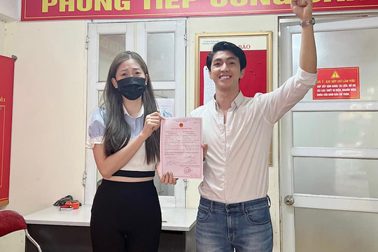 Diễn viên Bình An khoe giấy chứng nhận kết hôn với Á hậu Phương Nga